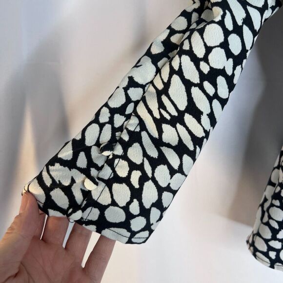 Who What Wear Vneck Peplum Long Sleeve Black White Maximal Blouse Size Medium - Picture 5 of 10